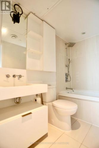 4309 - 5 St Joseph Street, Toronto, ON - Indoor Photo Showing Bathroom