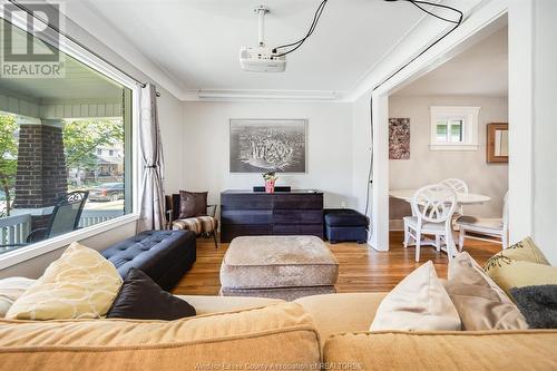 1362 Hall Avenue, Windsor, ON - Indoor Photo Showing Living Room