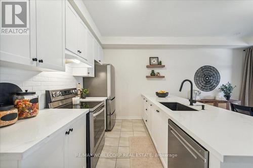 53 Carneros Way, Markham, ON - Indoor Photo Showing Kitchen With Upgraded Kitchen