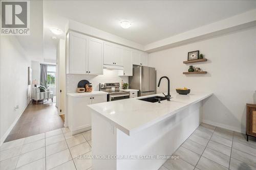 53 Carneros Way, Markham, ON - Indoor Photo Showing Kitchen With Upgraded Kitchen