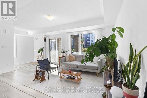 91 Appletree Lane, Barrie, ON - Indoor Photo Showing Living Room