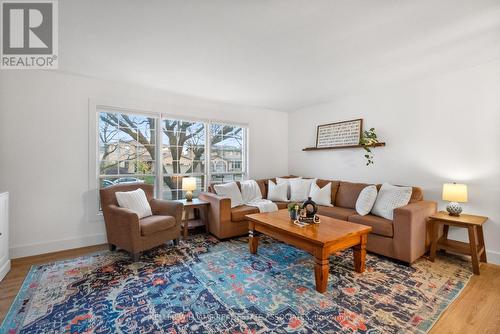 266 Coxe Boulevard, Milton, ON - Indoor Photo Showing Living Room