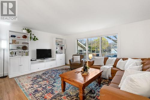 266 Coxe Boulevard, Milton, ON - Indoor Photo Showing Living Room