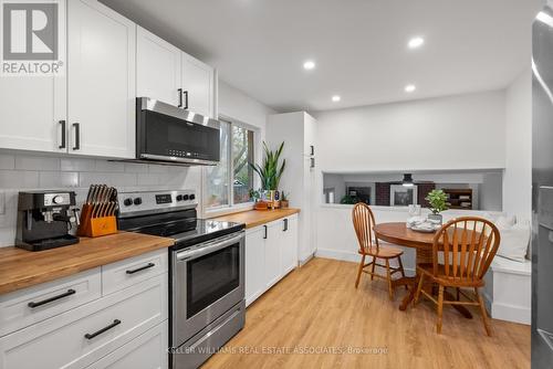 266 Coxe Boulevard, Milton, ON - Indoor Photo Showing Kitchen With Upgraded Kitchen