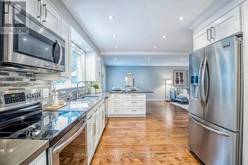 1825 Pattinson Crescent, Mississauga, ON - Indoor Photo Showing Kitchen With Upgraded Kitchen