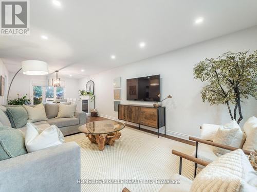 521 Oneida Drive, Burlington, ON - Indoor Photo Showing Living Room