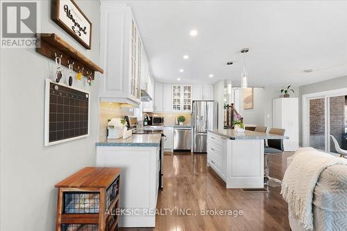 62 Greencedar Drive, Hamilton, ON - Indoor Photo Showing Kitchen With Upgraded Kitchen