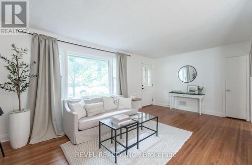 31 Academy Street, Hamilton, ON - Indoor Photo Showing Living Room