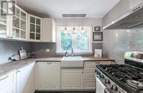 31 Academy Street, Hamilton, ON - Indoor Photo Showing Kitchen