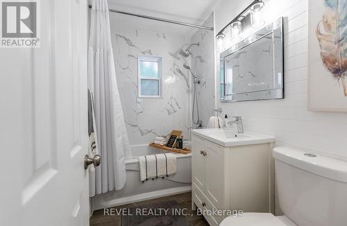 31 Academy Street, Hamilton, ON - Indoor Photo Showing Bathroom