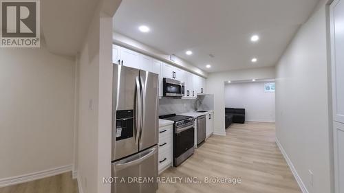 Bsmt - 31 Columbia Road, Barrie, ON - Indoor Photo Showing Kitchen With Upgraded Kitchen