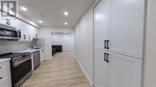 Bsmt - 31 Columbia Road, Barrie, ON - Indoor Photo Showing Kitchen