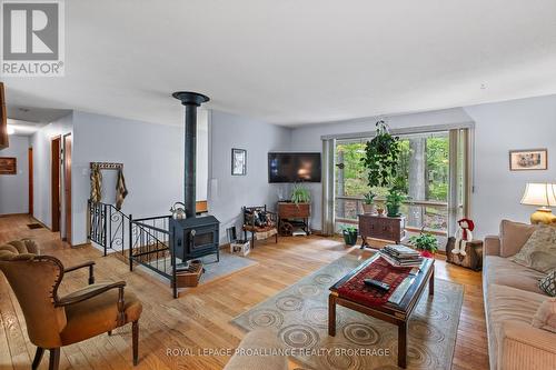 1911 Ormsbee Road, South Frontenac, ON - Indoor Photo Showing Living Room