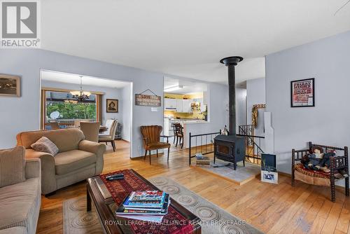 1911 Ormsbee Road, South Frontenac, ON - Indoor Photo Showing Living Room