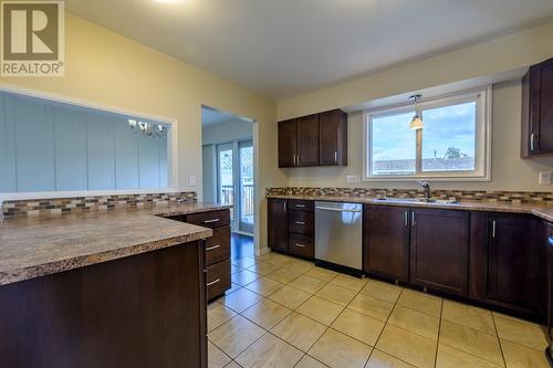 515 Montrose Crescent, Kamloops, BC - Indoor Photo Showing Kitchen With Double Sink