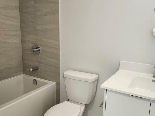 212-181 Sheppard Ave E, Toronto, ON - Indoor Photo Showing Bathroom