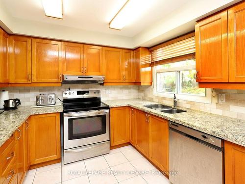 2576 Evelyn Crt, Mississauga, ON - Indoor Photo Showing Kitchen With Double Sink