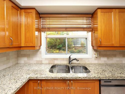 2576 Evelyn Crt, Mississauga, ON - Indoor Photo Showing Kitchen With Double Sink