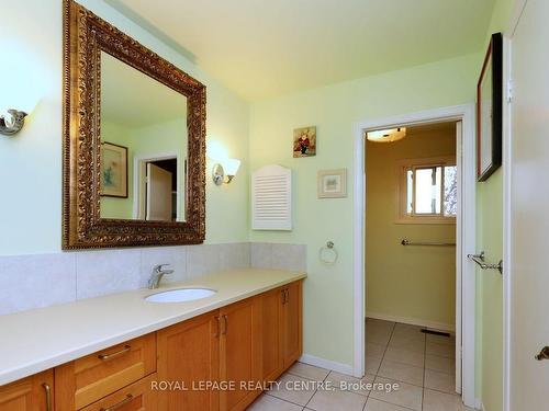 2576 Evelyn Crt, Mississauga, ON - Indoor Photo Showing Bathroom