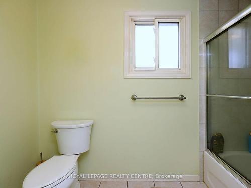 2576 Evelyn Crt, Mississauga, ON - Indoor Photo Showing Bathroom