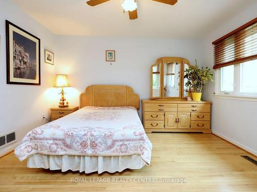 2576 Evelyn Crt, Mississauga, ON - Indoor Photo Showing Bedroom