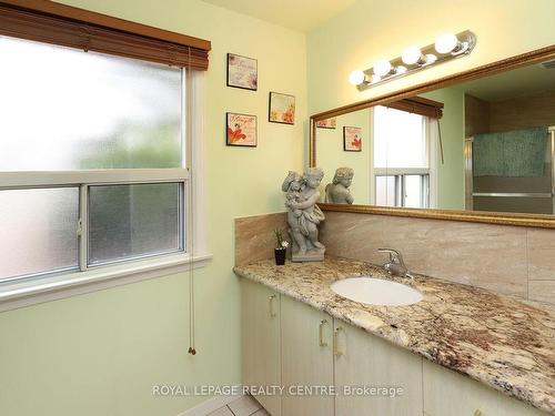 2576 Evelyn Crt, Mississauga, ON - Indoor Photo Showing Bathroom