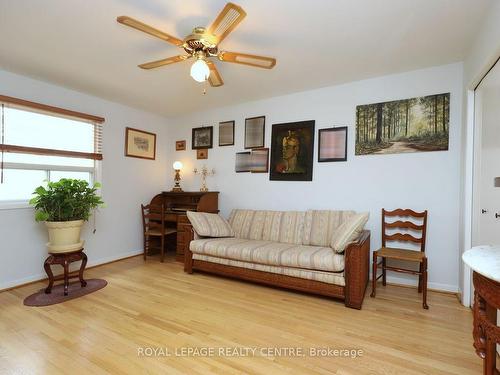 2576 Evelyn Crt, Mississauga, ON - Indoor Photo Showing Living Room