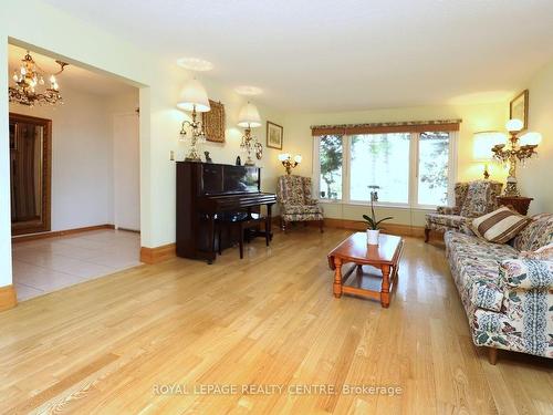 2576 Evelyn Crt, Mississauga, ON - Indoor Photo Showing Living Room