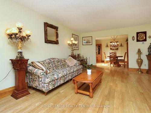 2576 Evelyn Crt, Mississauga, ON - Indoor Photo Showing Living Room