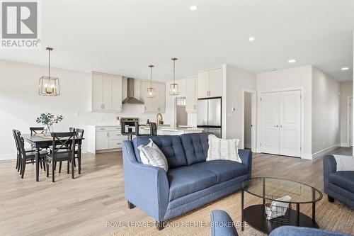 3873 Campbell Street N, London, ON - Indoor Photo Showing Living Room