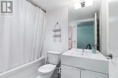 902 - 10 Capreol Court, Toronto, ON - Indoor Photo Showing Bathroom