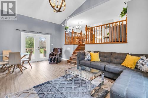 36 York Street, Georgina, ON - Indoor Photo Showing Living Room