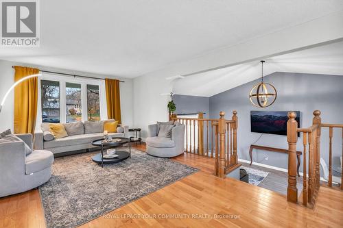 36 York Street, Georgina, ON - Indoor Photo Showing Living Room