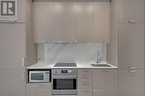 206 - 38 Honeycrisp Crescent, Vaughan, ON - Indoor Photo Showing Kitchen