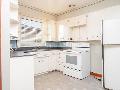 726 Pacific Avenue, Winnipeg, MB - Indoor Photo Showing Kitchen