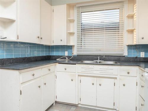 726 Pacific Avenue, Winnipeg, MB - Indoor Photo Showing Kitchen With Double Sink