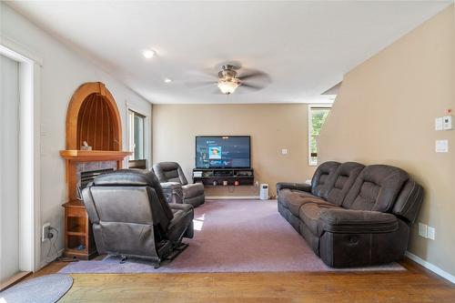 410 97B Highway, Salmon Arm, BC - Indoor Photo Showing Living Room