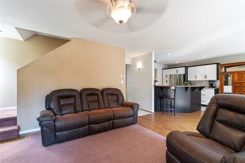 410 97B Highway, Salmon Arm, BC - Indoor Photo Showing Living Room