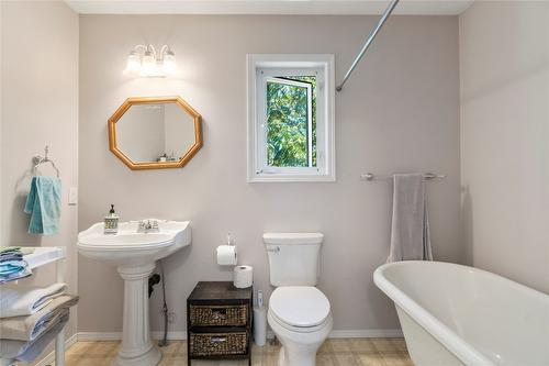 410 97B Highway, Salmon Arm, BC - Indoor Photo Showing Bathroom