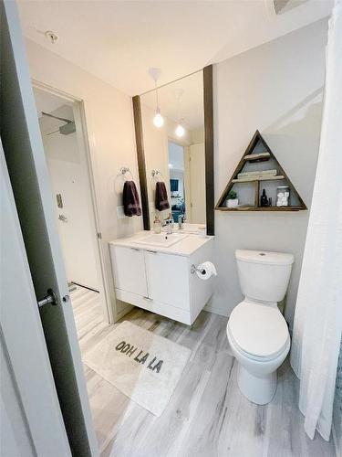 512-1350 St Paul Street, Kelowna, BC - Indoor Photo Showing Bathroom