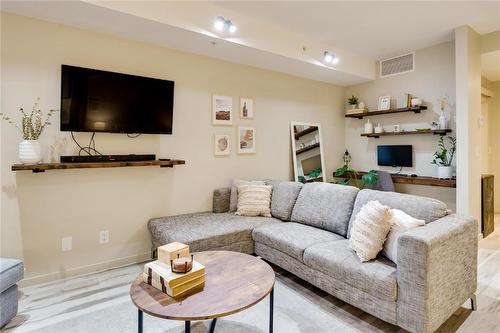 512-1350 St Paul Street, Kelowna, BC - Indoor Photo Showing Living Room