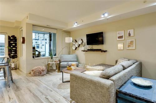 512-1350 St Paul Street, Kelowna, BC - Indoor Photo Showing Living Room