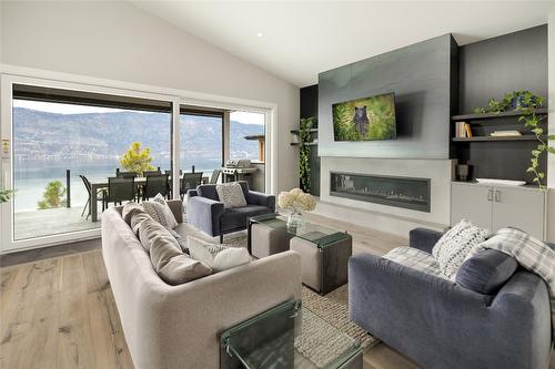 3630 Boxwood Road, Kelowna, BC - Indoor Photo Showing Living Room With Fireplace