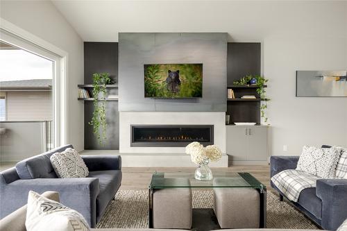 3630 Boxwood Road, Kelowna, BC - Indoor Photo Showing Living Room With Fireplace