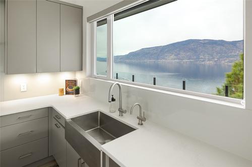 3630 Boxwood Road, Kelowna, BC - Indoor Photo Showing Kitchen