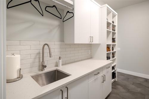 3630 Boxwood Road, Kelowna, BC - Indoor Photo Showing Kitchen