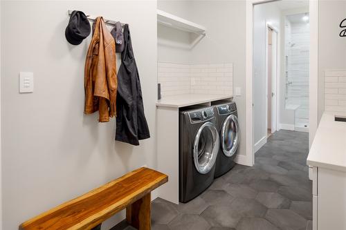 3630 Boxwood Road, Kelowna, BC - Indoor Photo Showing Laundry Room