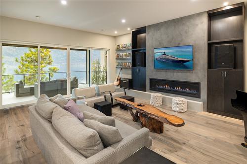 3630 Boxwood Road, Kelowna, BC - Indoor Photo Showing Living Room With Fireplace