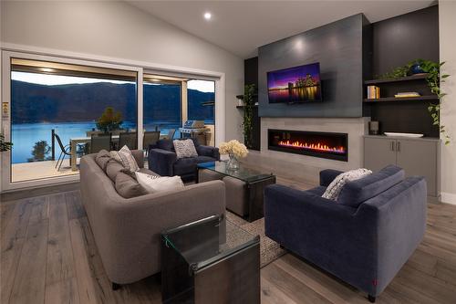 3630 Boxwood Road, Kelowna, BC - Indoor Photo Showing Living Room With Fireplace