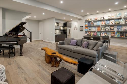 3630 Boxwood Road, Kelowna, BC - Indoor Photo Showing Living Room